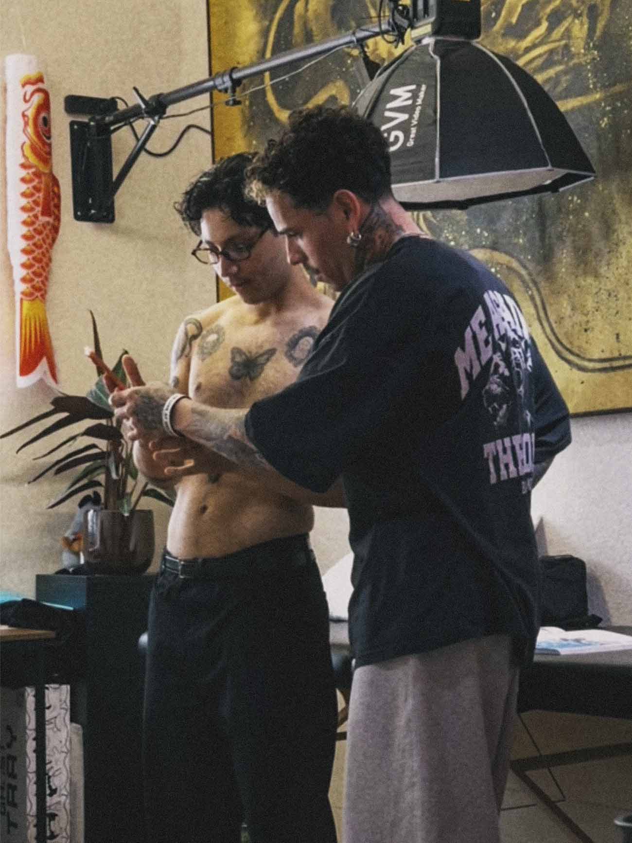 Persönliche Tattoo-Beratung mit Luiz bei Electric Eel Tattoo in Köln-Ehrenfeld. Vor dem Tätowieren werden Motiv, Größe, Proportionen und Position gemeinsam auf die Körperstelle abgestimmt.